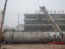 青島橡膠六廠28噸大罐吊裝現(xiàn)場(chǎng)